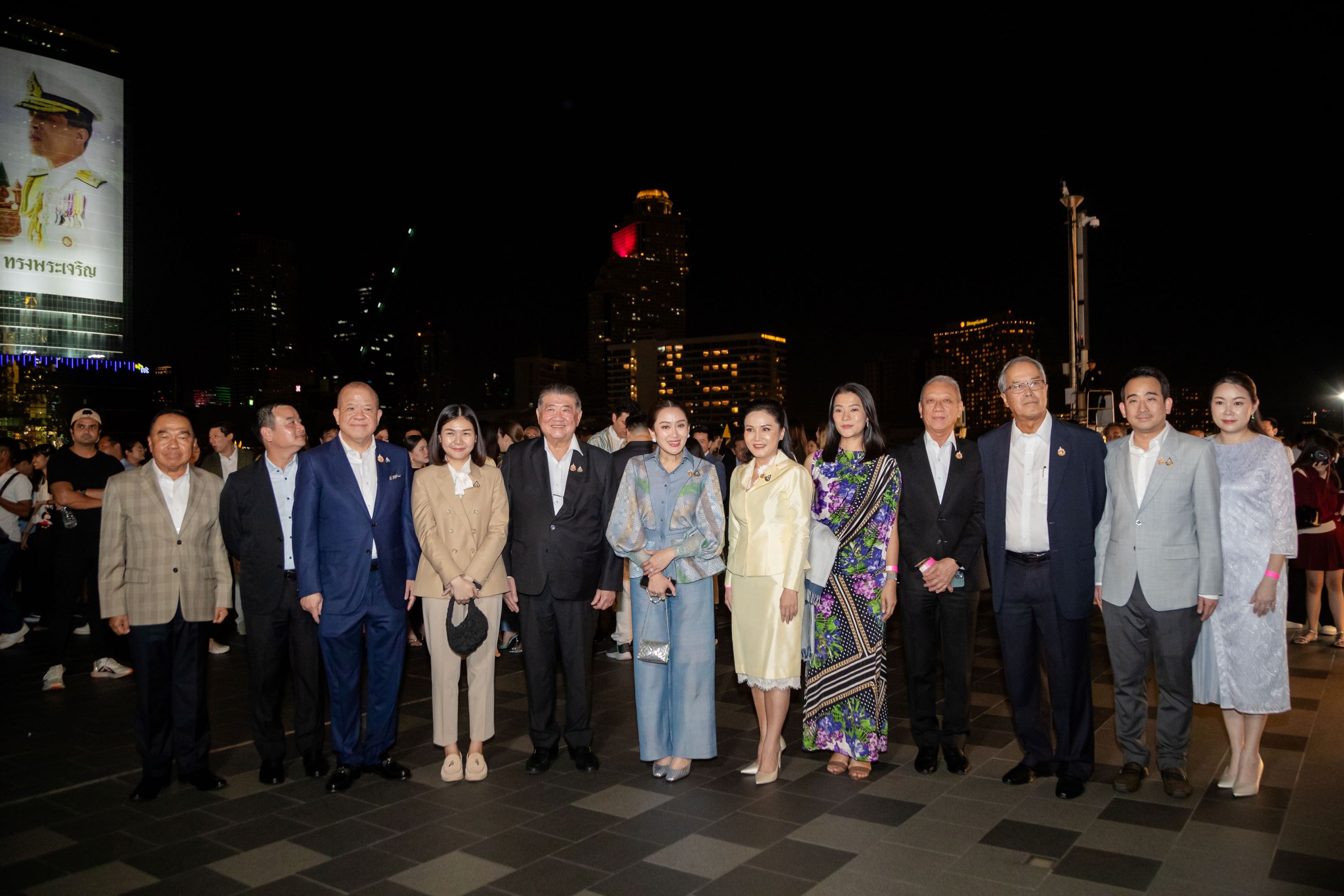 นายกฯ ร่วมชมงาน “VIJIT CHAO PHRAYA 2024” ปรากฏการณ์แห่งแสง สี เนรมิตความสวยงามตระการตาริมแม่น้ำเจ้าพระยา กระตุ้นการท่องเที่ยวช่วงเทศกาลปลายปี สร้างกระแสเงินหมุนเวียนแล้ว 4,432 ล้านบาท